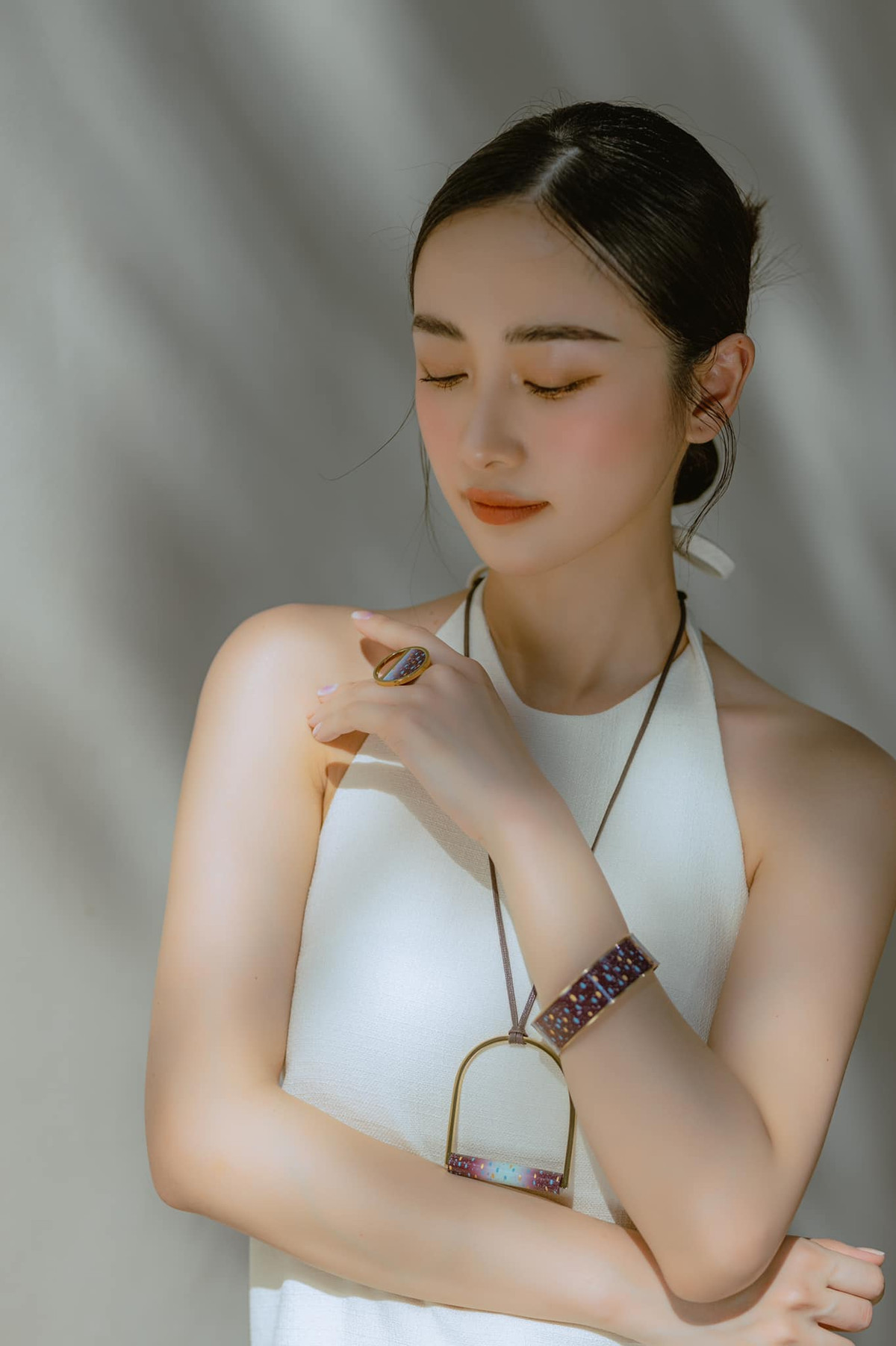 Thời gian gần đây Jun Vũ thay đổi ngoạn mục về phong cách ăn mặc, xuất hiện trên mạng xã hội với nhiều hình ảnh bất ngờ.