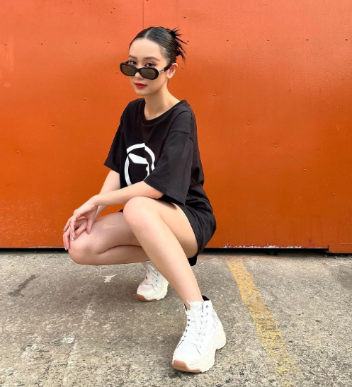 Trước đó, Jun Vũ cũng thừa nhận cô tu sửa vòng 1 để phục vụ nghệ thuật.