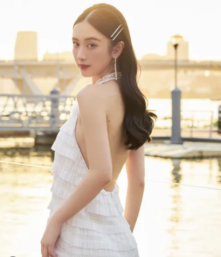 Cũng từ đó, Jun Vũ của hiện tại đã trưởng thành hơn, quyến rũ và gợi cảm hơn, cũng chăm diện những trang phục khoe dáng hơn trước.