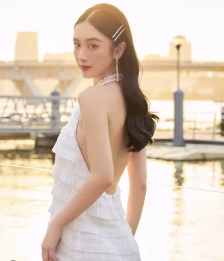 Cũng từ đó, Jun Vũ của hiện tại đã trưởng thành hơn, quyến rũ và gợi cảm hơn, cũng chăm diện những trang phục khoe dáng hơn trước.