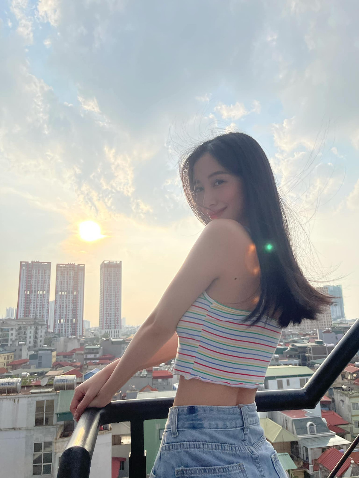 Gương mặt dịu dàng cùng vóc dáng gợi cảm, quyến rũ tạo nên một nét đẹp đặc biệt cho Jun Vũ của hiện tại. Ảnh: IGNV