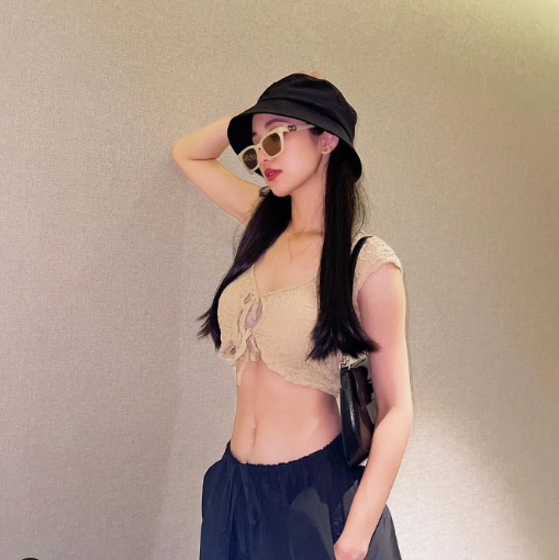 Dưới bức ảnh, rất nhiều đồng nghiệp lẫn bạn bè đều tỏ ra ngạc nhiên, trầm trồ vì đây là lần hở nhất từ trước đến nay của người đẹp sinh năm 1995.