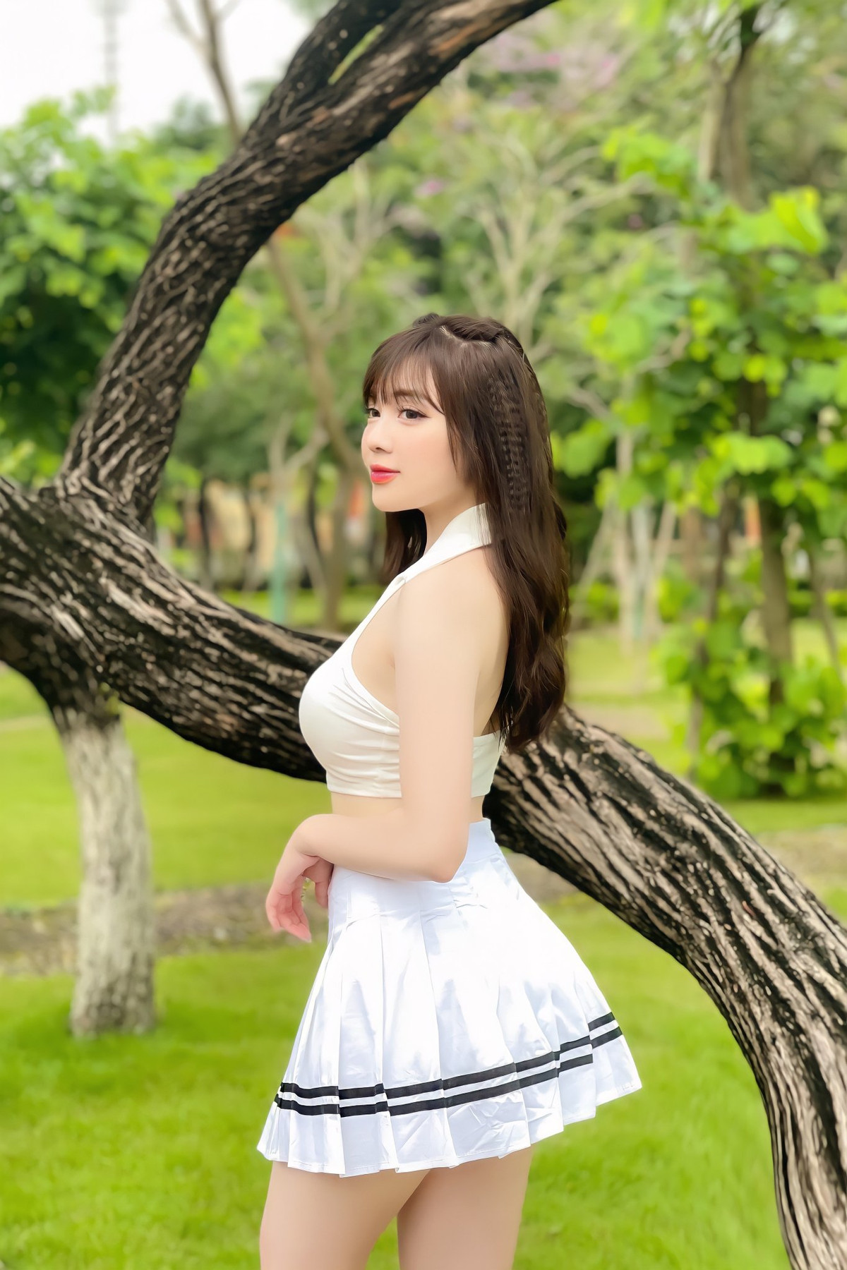 Bên cạnh những bộ đồ đứng đắn khi đi dạy, đi chùa, nữ giảng viên xinh đẹp thời gian gần đây còn chăm diện đồ gợi cảm như áo crop top, chân váy ngắn cũn hay thiết kế với phần cổ xẻ sâu.