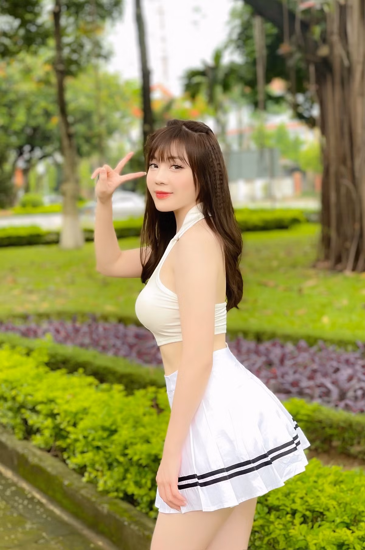 Sau khi ly hôn với diễn viên Trọng Hưng, cuộc sống của nữ giảng viên Âu Hà My có phần khởi sắc. Ngoài việc tự sắm được tài sản giá trị và úp mở việc có tình mới, cô nàng còn quay trở lại đường đua gợi cảm như xưa.