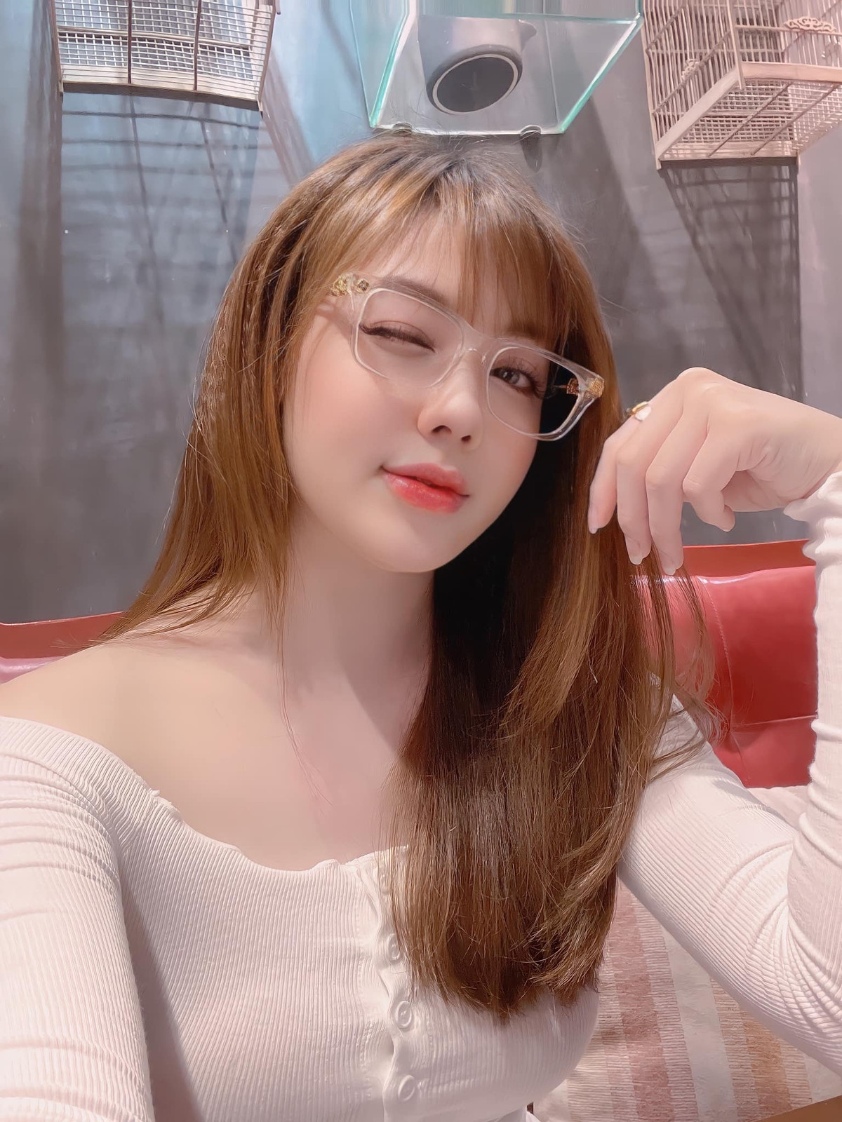 Ngoài ngoại hình nổi bật, gái xinh còn sở hữu bảng thành tích học tập đáng nể khi có thâm niên 16 năm theo học tiếng Pháp.