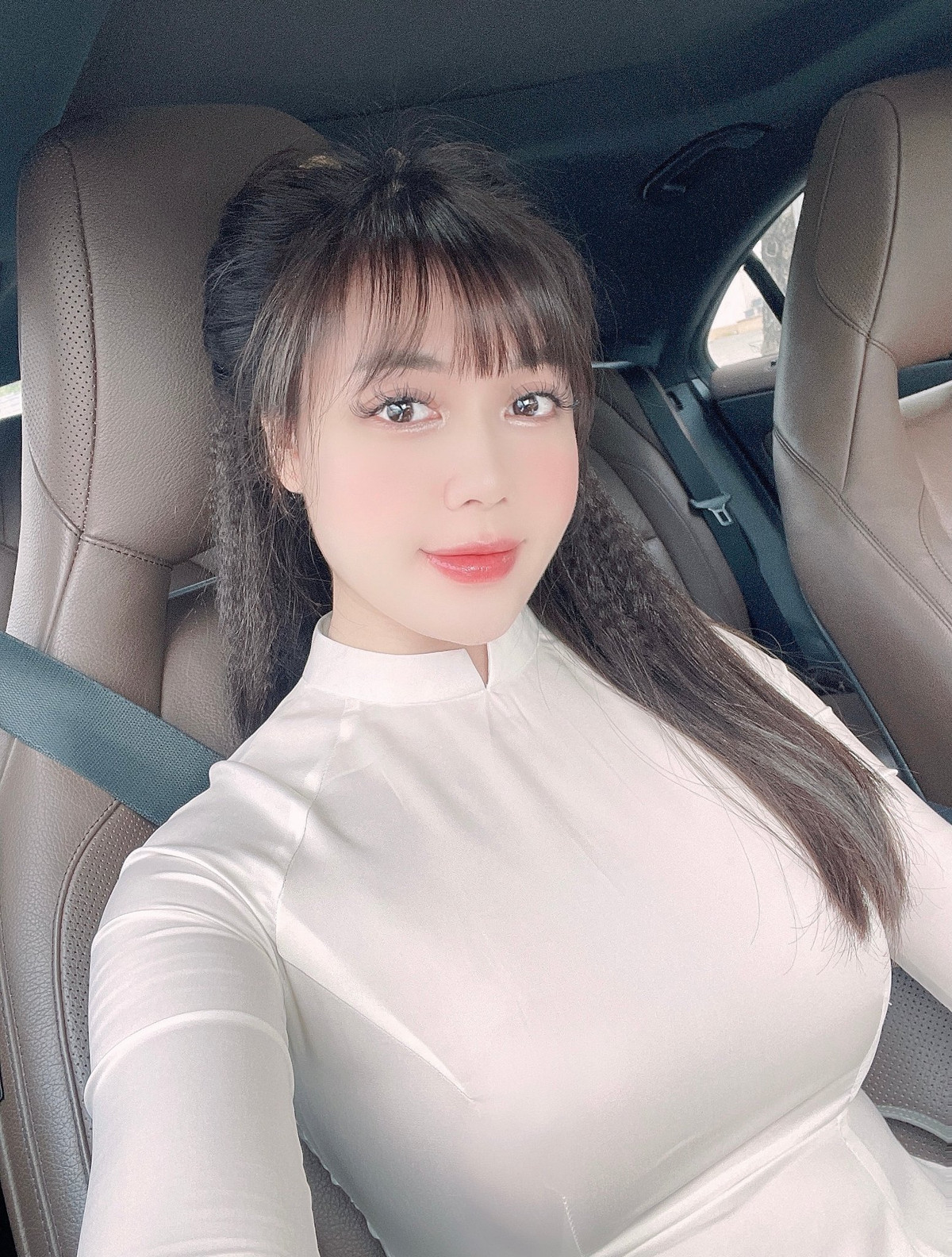 Ngoài ra việc ăn mặc kết hợp make-up, sử dụng app chụp ảnh quá đà cũng được cho là nguyên nhân dẫn đến gương mặt Hà My "thay đổi".