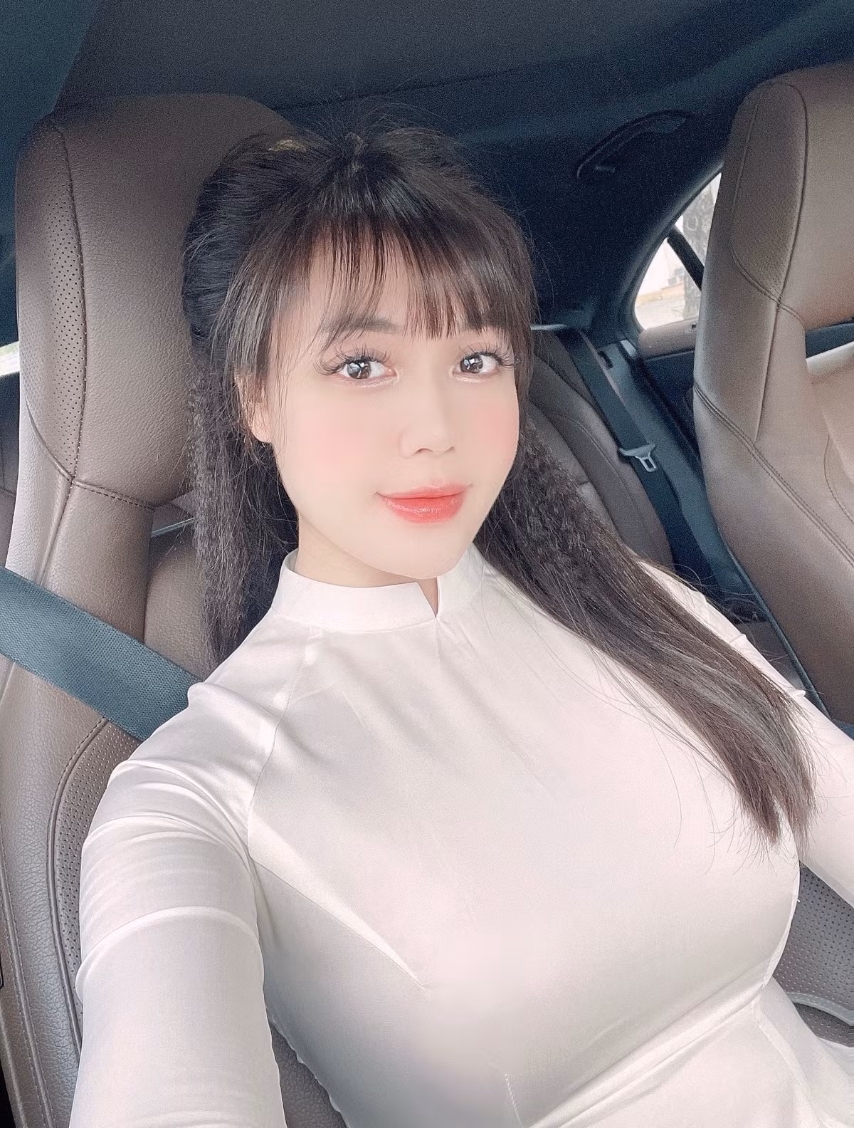 Ngoài ra việc ăn mặc kết hợp make-up, sử dụng app chụp ảnh quá đà cũng được cho là nguyên nhân dẫn đến gương mặt Hà My "thay đổi".