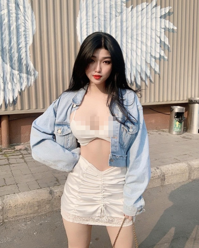 Cô thường chụp hình không lộ mặt nhưng vẫn thu hút sự chú ý nhờ vóc dáng đẹp. Ảnh: FBNV