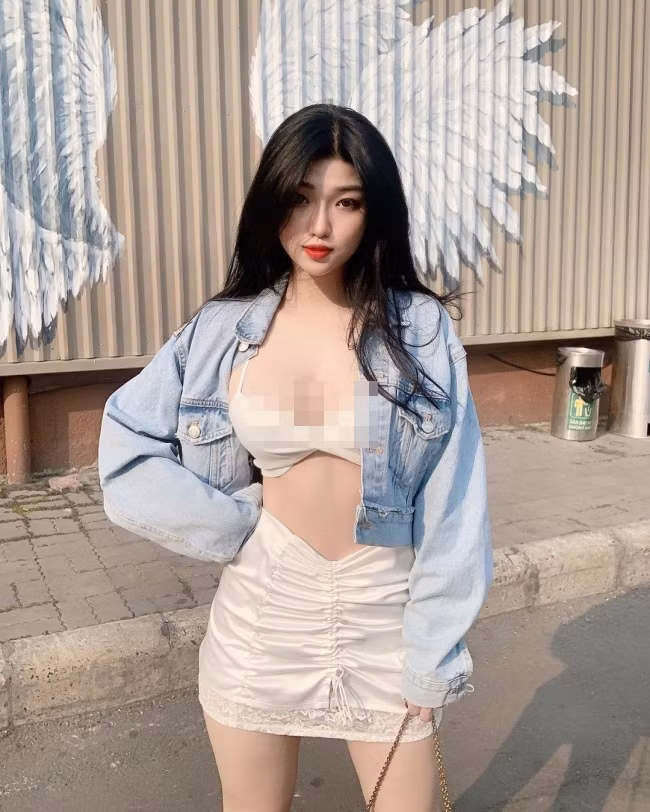 Cô thường chụp hình không lộ mặt nhưng vẫn thu hút sự chú ý nhờ vóc dáng đẹp. Ảnh: FBNV