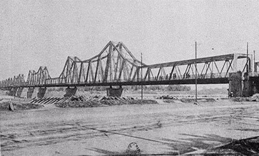 Họ phân tích sông Hồng rộng như một eo biển, sâu hơn 20 m và dâng thêm 8 m vào mùa lũ. Lòng sông luôn thay đổi, khi bồi chỗ này, lúc lở chỗ kia. Một con sông không thể chế ngự bằng một cây cầu đặt trụ trong lòng sông đầy sóng dữ và không gì chống đỡ nổi.