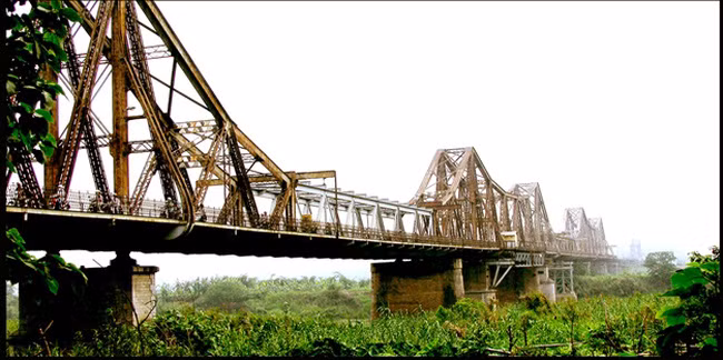 Bỏ ngoài tai những lời chỉ trích, mỉa mai và khuyến cáo của các quan chức, Doumer vẫn quyết tâm xây cầu. Ngày 12/9/1898, viên đá đầu tiên chính thức được đặt với nghi lễ vô cùng long trọng.