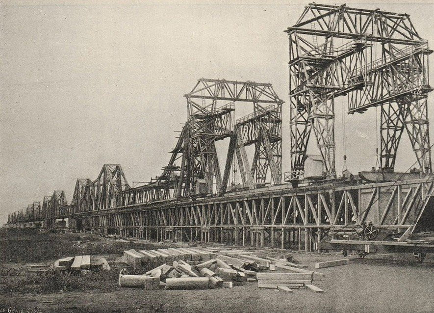 Thời đó, ngay sau khi nhậm chức, Toàn quyền Paul Doumer đã đưa ra ý tưởng xây dựng một cây cầu bắc qua sông Hồng dài 1.600m nhưng vấp phải nhiều ý kiến phản đối.