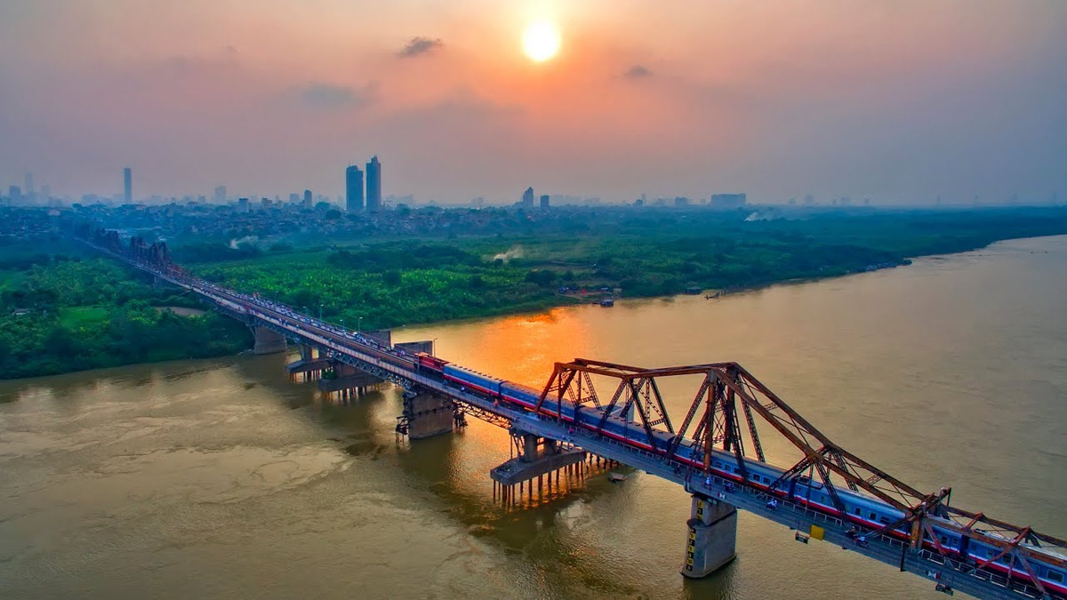 Cầu dài 2290m qua sông và 896m cầu dẫn. Cầu gồm 19 nhịp dầm thép đặt trên 20 trụ với lối kiến trúc độc đáo. Cây cầu được thiết kế với một đường sắt đơn chạy ở giữa còn hai bên là hai làn đường dành cho xe đạp và người đi bộ.