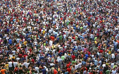 Việc tăng dân số khiến nhiều gia đình ở Châu Phi phải nhiều lần chia nhỏ ruộng đất, dẫn tới việc phải canh tác trên những thửa ruộng nhỏ hoặc phải chuyển đến những nơi đất đai cằn cỗi, không thích hợp cho trồng trọt.