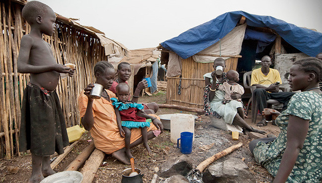 Trước đây, khi khát người dân Châu Phi có thể xuống sông uống nước, lấy thức ăn trong thiên nhiên. Cách này không tốn nhiều công sức nên họ không nghĩ đến việc khai khẩn những vùng đất hoang để trồng trọt như các nước khác.