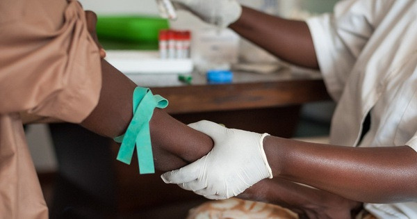 Theo cơ quan cứu trợ Oxfam, khi một thành viên trong gia đình bị nhiễm HIV, sản lượng lương thực của gia đình đó giảm đi 60%, vì phụ nữ không chỉ phải chăm sóc gia đình mà còn là lực lượng lao động chính ở nông thôn.