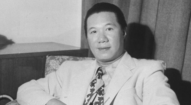 Nhiều tài liệu thể hiện, tại đây tiền cựu hoàng quăng trên các bàn bạc hoặc thanh toán tiền phòng đều do Lý Lệ Hà chi trả. Số tiền lên tới vài trăm bạc là tài sản của người đẹp tích cóp trong nhiều năm.