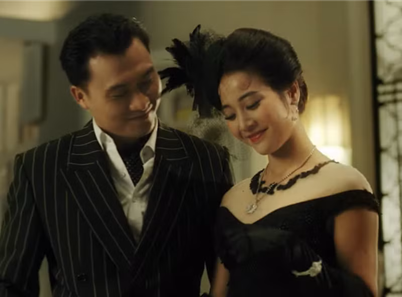 Xuất thân của người đẹp này đến nay vẫn là một ẩn số. Có tài liệu ghi quê quán của Lý Lệ Hà ở Lạch Tray, Hải Phòng; có nguồn lại dẫn quê ở Chợ Cồn, Thái Bình. (Ảnh: Karen Nguyễn vào vai Lý Lệ Hà trong MV Không thể cùng nhau suốt kiếp của Hòa Minzy).