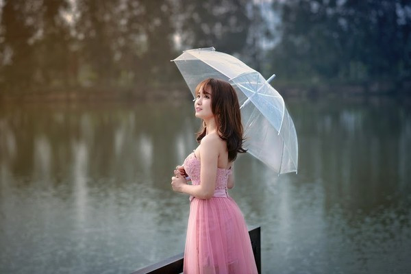 Theo thời gian, chiếc ô là sản phẩm không thể thiếu để che mưa che nắng. Thậm chí ô còn được coi như một phụ kiện thời trang đi kèm của nhiều chị em khi ra đường.