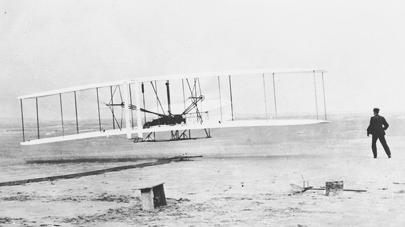 Máy bay: Anh em nhà Wright được xem là người phát minh ra máy bay khi vào năm 1903 thực hiện chuyến bay lịch sử kéo dài 12 giây. Lúc ra đời, máy bay gặp nhiều chỉ trích, rằng đây chỉ là món đồ chơi khoa học.