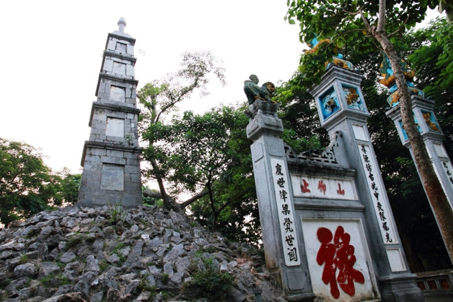 Tháp Bút có hình một ngòi bút dựng ngược, gồm 5 tầng, cao 28m, nằm trên một ngọn đồi nhân tạo bằng đá (núi Độc Tôn). Thân tháp khắc ba chữ Hán “Tả thanh thiên” (nghĩa là: viết lên trời xanh).