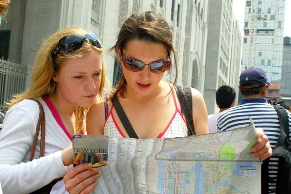 Quan trọng nhất, đừng bi quan: Khi lâm vào các tình huống không may mắn, hãy cố gắng suy nghĩ để giải quyết vấn đề thay vì trách than và bỏ cuộc. Người thông minh sẽ luôn lạc quan trong mọi tình huống. Nhờ đó, họ dễ dàng đưa ra các ý tưởng, hoặc chí ít là nắm rõ được các kỹ năng nêu trên để giúp