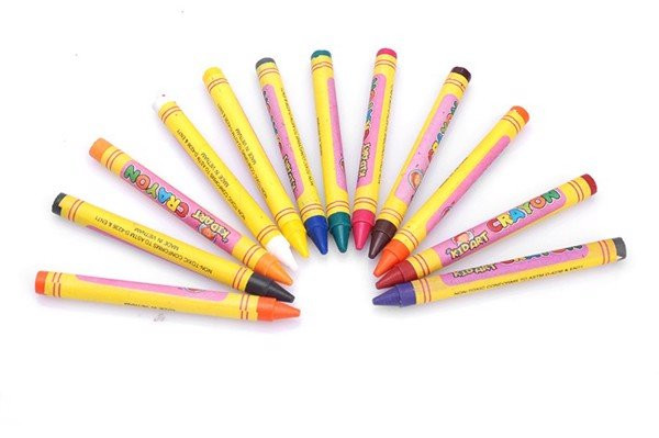 Sử dụng bút sắp màu để duy trì ánh sáng: Đa số bút màu sáp làm từ sáp – vật liệu cháy được. Hãy bẻ mũi bút và đốt cháy phần giấy bọc xung quanh. Khi sáp chảy ra, mảnh giấy có chức năng như tim bấc và sẽ duy trì ánh sáng trong khoảng 30 phút.