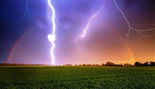 Xử lý khi trời giông sét: Nếu đang ở ngoài, bạn nên tránh các đỉnh đồi và các khu vực trống. Hãy đảm bảo trên người bạn không giữ bất kỳ vật kim loại nào vì chúng có thể thu hút sét. Ngoài ra, cố gắng tìm nơi thấp nhất, thậm chí có thể ngồi xuống để giảm rủi ro.