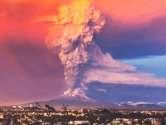 Núi lửa phun ra một lượng tro, bụi, nham thạch và khí có tổng thể tích vào khoảng 50 tỷ m khối. Thảm họa Tambora còn gây tác động lớn đối với khí hậu thế giới. Đám mây bụi từ núi lửa Tambora khiến nhiệt độ toàn cầu giảm từ 0,4 tới 0,7 độ C.