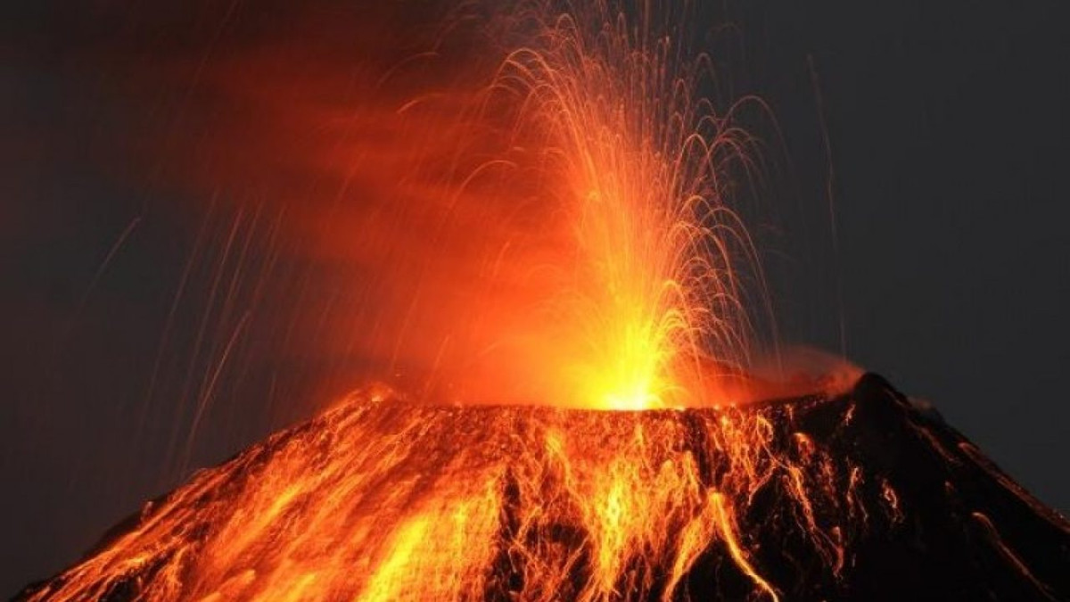 Núi lửa Vesuvius: Đây là ngọn núi lửa ở vịnh Naples ở phía nam Italy. Núi lửa Vesuvius phun trào hơn 30 lần. Lần phun trào khủng khiếp nhất xảy ra vào năm 79. Lượng tro mà núi phun ra đủ lớn để bao phủ hoàn toàn hai thành phố Pompeii và Stabiae.