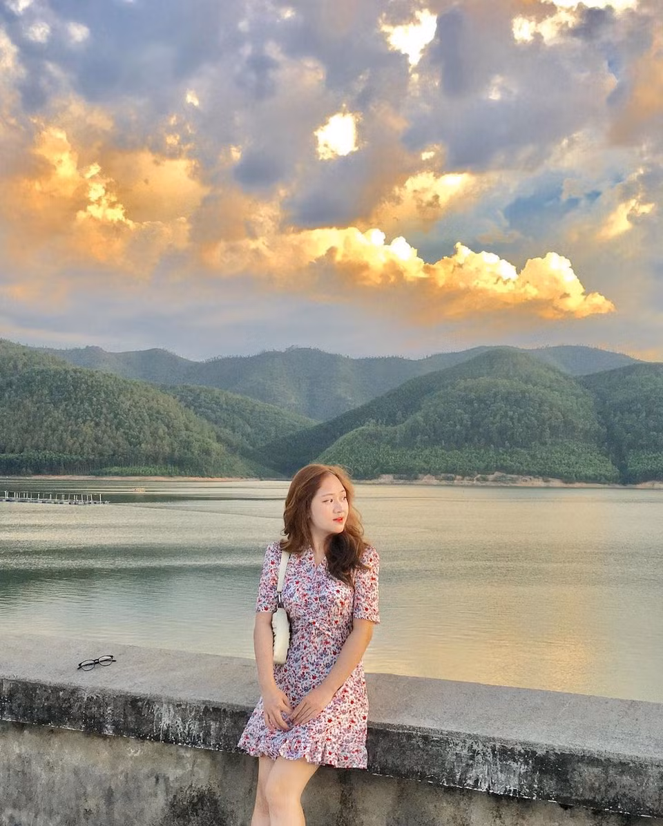 Phường Hương Hồ, thị xã Hương Trà trước đây nay là phường Hương Hồ, TP Huế. Nơi đây có hồ Khe Ngang phong cảnh thơ mộng, hứa hẹn là điểm đến hút khách, hay Huyền Không Sơn Thượng, một không gian Phật giáo thư thái, tĩnh lặng. Ảnh: Bão Hà.