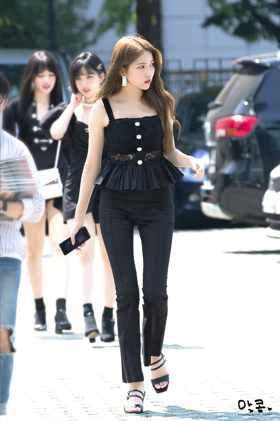 Sowon sinh năm 1995, ra mắt với nhóm nhạc GFriend. Theo Dispatch, nữ thần tượng cao 1,73 m và là thành viên cao nhất nhóm. Trong chương trình Idol Room tập 34, Sowon tiết lộ cô tốt nghiệp khoa người mẫu của trường Hanlim. Nữ ca sĩ từng catwalk trong tuần lễ thời trang Seoul năm 2019.