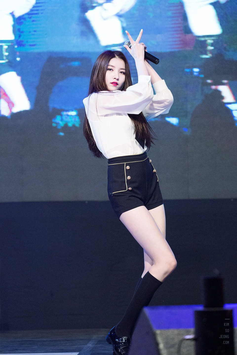 Những khách mời trong chương trình như Chungha, YooA (Oh My Girl) cũng khen ngợi Sowon có đôi chân đẹp. Cựu thành viên nhóm GFriend thậm chí khiến các khách mời và MC ngạc nhiên khi tiết lộ đôi chân của cô dài 105 cm.