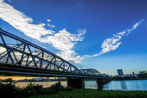 Mãi sau khi hòa bình, cầu mới được trùng tu trong vòng 5 năm (1991-1995). Trong đợt sửa chữa này, cầu có những sự thay đổi quan trọng. Trước đây cầu được phủ màu ghi xám nhưng lần đó đã được đổi sang sơn màu nhũ bạc.