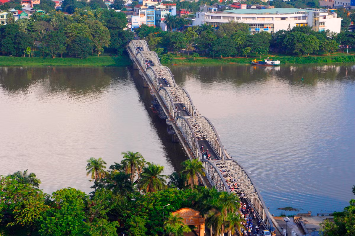 Chuyen cau Truong Tien voi 3 lan bi sap va doi nham ten Trang Tien-Hinh-13