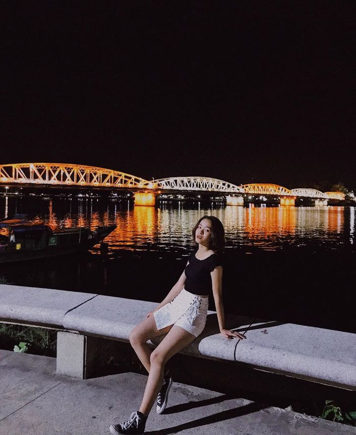 Một năm sau khi vua Thành Thái ban chỉ dụ xây dựng cầu sắt, tháng 4/1897, Toàn quyền Đông Dương Doumer đến Huế và bàn bạc với triều đình tập trung đầu tư để có công trình bền vững lâu dài.