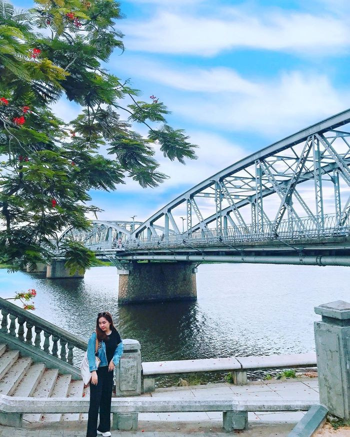 Cầu được thiết kế theo phong cách kiến trúc Gô-tích do Gustave Eiffel – vị kiến trúc sư tạo nên tháp Eiffel, tượng nữ thần tự do thiết kế.