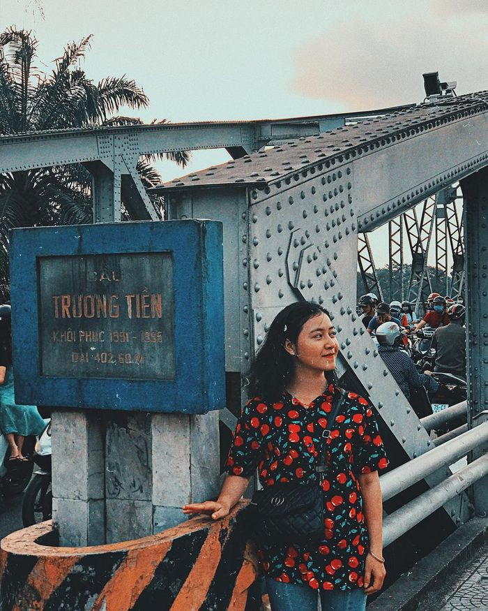 Sau 5 năm sử dụng, cầu đã bị xô đổ bởi một cơn bão vào năm 1904 và bị rơi 4 nhịp cầu xuống dòng sông Hương. Năm 1906, cầu được trùng tu hoàn thiện. Lúc này, mặt nền cây cầu đã được đổ bê tông chắc chắn thay nền gỗ được làm trước đó.