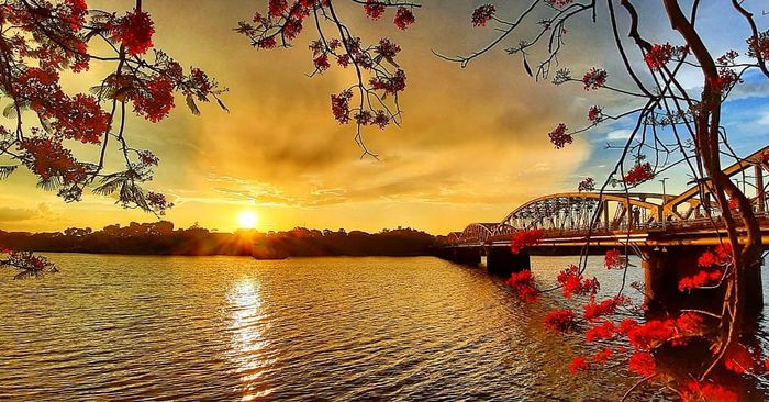 Nhà vua sai bộ Hộ trích giao 190.000 đồng, số còn thiếu do phía Pháp giúp đỡ. Việc thi công cầu được giao cho hãng Eiffel.