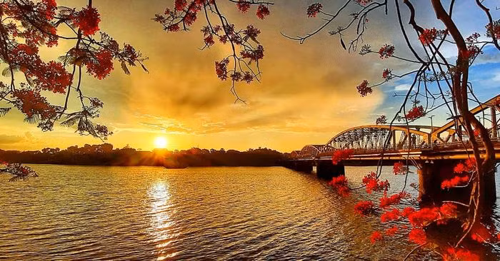 Chuyen cau Truong Tien voi 3 lan bi sap va doi nham ten Trang Tien-Hinh-5