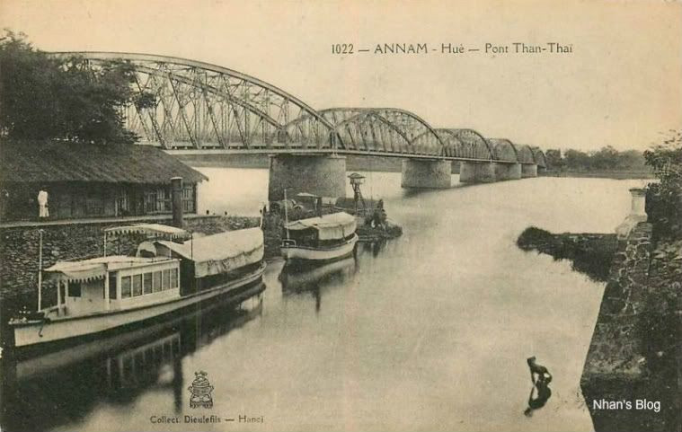 Mùa thu năm 1896, vua Thành Thái ban chỉ dụ xây dựng cầu sắt Trường Tiền và nhấn mạnh: "Nay theo lời Cơ Mật viện tâu nói phía trước sông Hương là quan lộ, nghĩ nên làm một chiếc cầu sắt để tiện thông hành, duy vì phí tổn rất lớn nên còn phải chờ tính toán trù biện”.