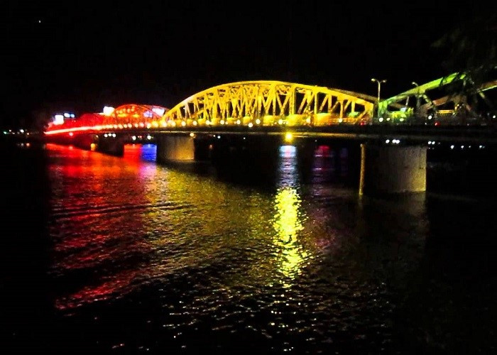 Lúc đầu mới xây, cầu Trường Tiền Huế không có lối đi dành cho người đi bộ. Mặt cầu lúc đó cũng chỉ được lát bằng ván lim.