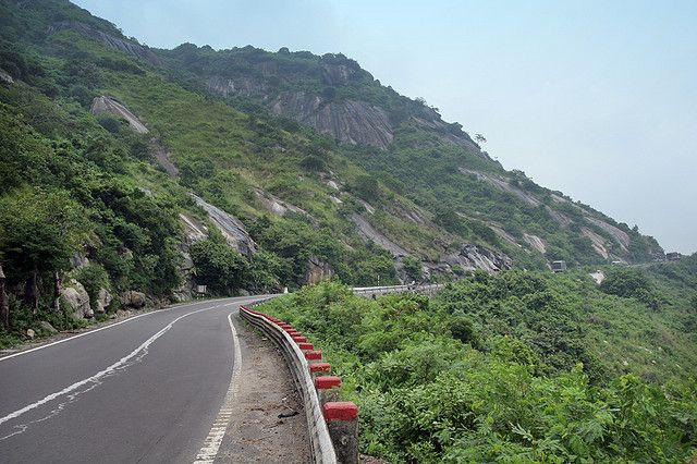 Lý do là bởi đường đèo dốc, có nhiều khúc cua gấp, hai bên là núi cao nên dễ gây ra tai nạn giao thông.