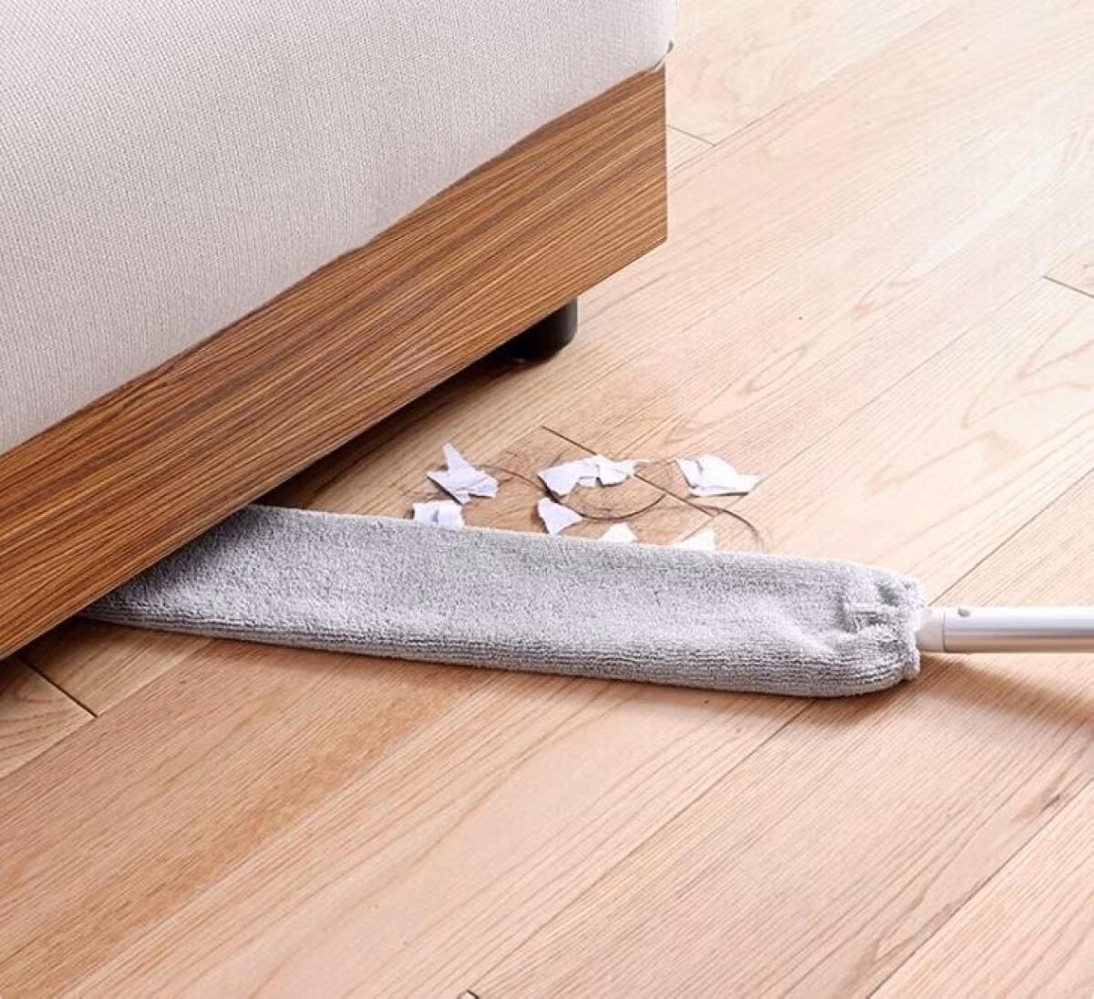 Có rất nhiều bụi ở dưới gầm bàn ghế và đó cũng là nguyên nhân khiến nhà cửa chúng ta không được sạch sẽ. Đây cũng là khu vực trong ngôi nhà ít được dọn dẹp một cách cẩn thận. 