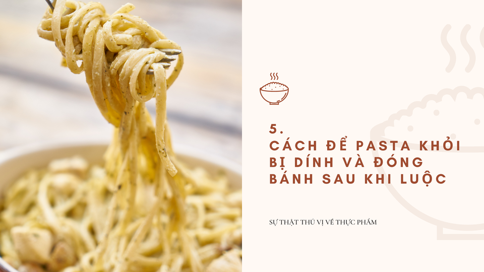  Cách để pasta khỏi bị dính và đóng bánh: Khi nấu gần xong, pasta dễ bị dính do lớp tinh bột trên bề mặt bắt đầu chuyển thành dạng gel. Nếu không ăn ngay với nước sốt, hãy thêm vào một chút ít dầu ô liu để giữ pasta không bị dính. Ảnh: Miri.