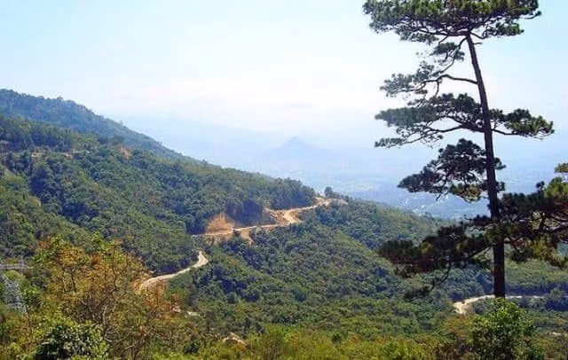 Với những cung đường quanh co khúc khuỷu, cùng cảnh tượng hùng vĩ của núi non trùng điệp, đèo Ngoạn Mục trở thành địa chỉ du lịch hấp dẫn.