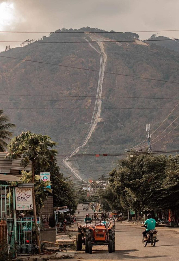 Điểm nổi bật nữa chính là hai đường ống lớn màu trắng được dẫn từ trên đỉnh núi xuống. Đây là hai đường ống thủy áp có độ dài trên 2000 m, đi xuyên qua núi và dẫn xuống chân đèo Ngoạn Mục. Nhiệm vụ của đường ống này là dẫn nước từ hồ Đa Nhim về nhà máy thủy điện.