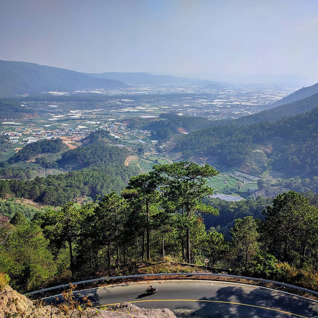 Không chỉ hiểm trở, hoang vu, đèo còn mang tới cảm giác thú vị bởi sự thay đổi “ngoạn mục” về khí hậu. Địa danh Eo Gió với một khúc cua ngoặt khuỷu tay là nơi khí hậu đột ngột từ cái nắng gắt gỏng chuyển sang những đợt gió cao nguyên lạnh buốt.