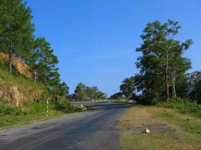 Độ dài đèo Ngoạn Mục là 18,5 km, ở điểm thấp nhất của cung đường đèo này vào khoảng 200 m, lên tới đỉnh là khoảng 980 m so với mực nước biển.