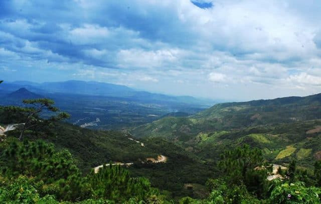 Đèo Ngoạn Mục có 4 đoạn cua khuỷu tay rất gấp, dốc "cùi chỏ" liên tục, có đoạn cua gần như thành một vòng tròn khép kín. Từ lưng chừng đèo nhìn xuống, quãng đường xe đã đi qua quanh co tựa như một con rắn khổng lồ ôm lấy dãy núi.